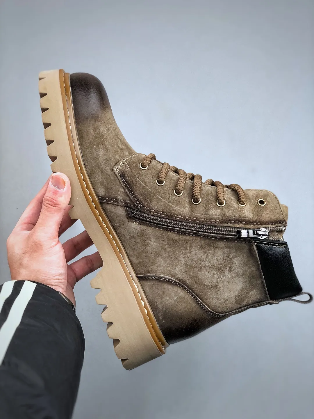 Local 💰640 supports store opening new goods 🚀 #Timberland Timberland/Timberland new autumn and winter products essential outdoor leisure rhubarb boots series for autumn and winter #Guangdong Dachang quality original box original packaging fashion trend matching fabrics made of Italian 🇮🇹 top matte fine-grained cowhide lightweight outsole with anti-odor and anti-corrosion genuine leather latex insoles from outsole to hardware are made from OEM raw materials Same as the original Goodyear's never-opening glue process. Good products don't kill pigs. The quality of the first order is strictly controlled. Exclusively released on the entire network. The quality is beyond doubt. The full set of official website unified packaging gives you a perfect wearing experience. The quality is exquisite and durable. A must-have for sportsmen. Specializes in not looking handsome. High-quality feet feel first-class. This winter, it is specially used for outdoor cold protection. Daily casual matching. Size: 38-44 (leather shoe size)